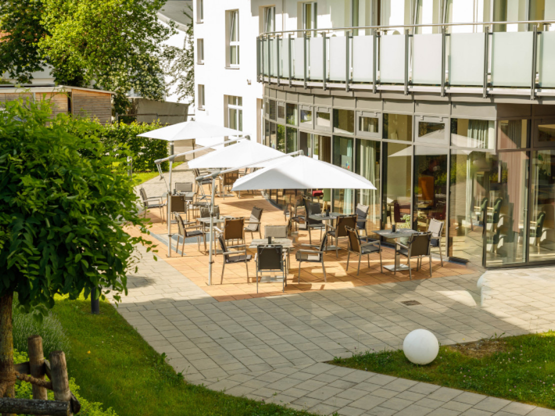 web-bf-allgaeu-art-hotel-Gartenterrasse _2