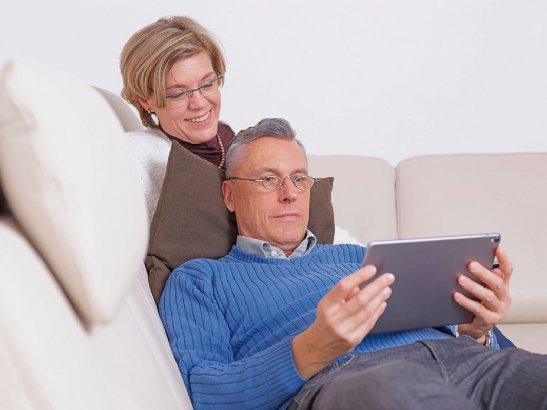 Ob fürs Tablet oder die Handarbeit: Bei vielen Tätigkeiten ist es wichtig, die Hände frei zu haben. Gut, wenn die Lupe fest auf der Nase sitzt. - djd/A. Schweizer Ob fürs Tablet oder die Handarbeit: Bei vielen Tätigkeiten ist es wichtig, die Hände frei zu haben. Gut, wenn die Lupe fest auf der Nase sitzt. - djd/A. Schweizer