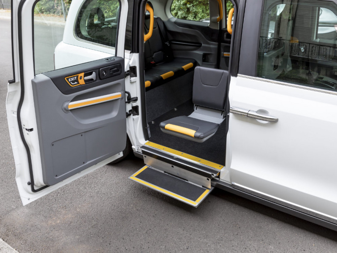 news-barrierefrei-erleben-2022-levc-model-tx-accessibility-7