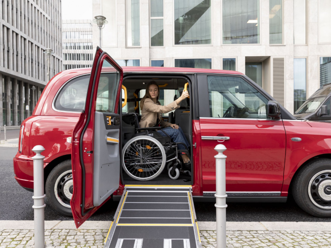 Der TX  verfügt über eine große seitliche Tür mit ausfahrbarer Rampe für Rollstuhlfahrer - © LEVC (London Electric Vehicle Company)
