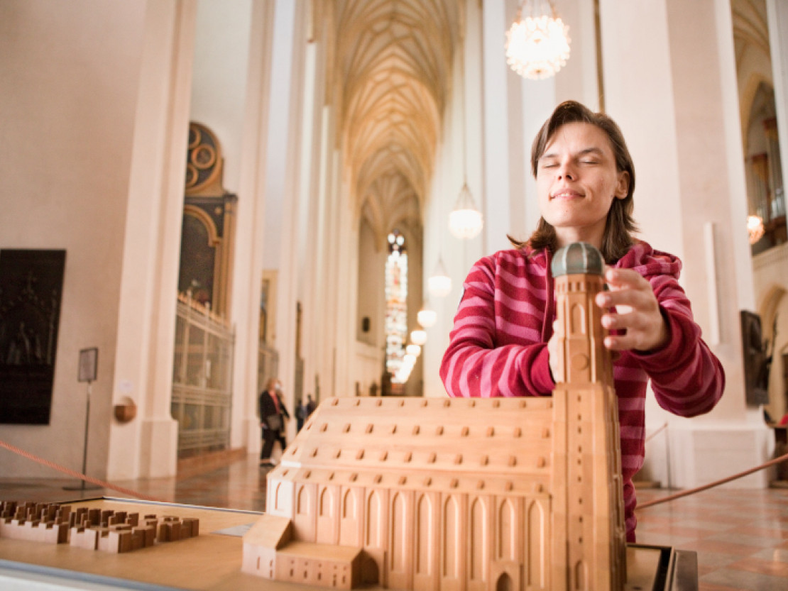 Tastmodell mit Brailleschrift in der Frauenkirche - © Bayern.by | Tobias Gerber