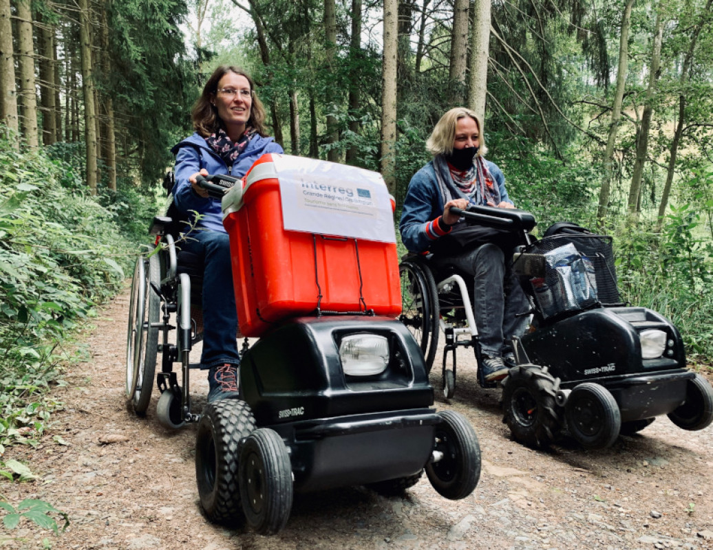 Mit den Rollstuhlzuggeräten lassen sich auch unebene Waldwege meistern - © Naturpark Südeifel/Ansgar Dondelinger