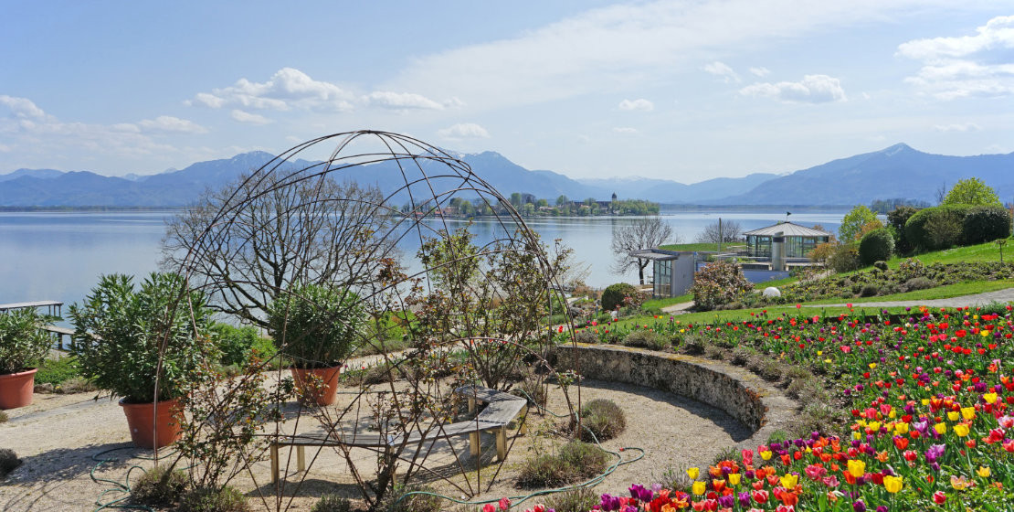 news-2022-barrierefrei-erleben-chiemsee-alpenland-tulpenbeet-hofanger-gstadt-titel