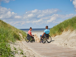 news-2022-be-thiel-pr-ostfriesland-langeoog-paerchen-mit-rollstuehlen-am-strand-dzt-jens-wegener-teaser