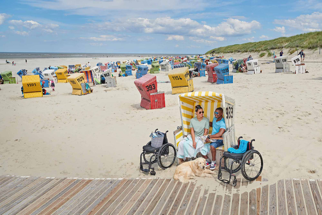 Die Strandkörbe am Strand von Langeoog in Ostfriesland sind über befestigte Wege für Rollstuhlfahrer erreichbar. - © DZT, Jens Wegener