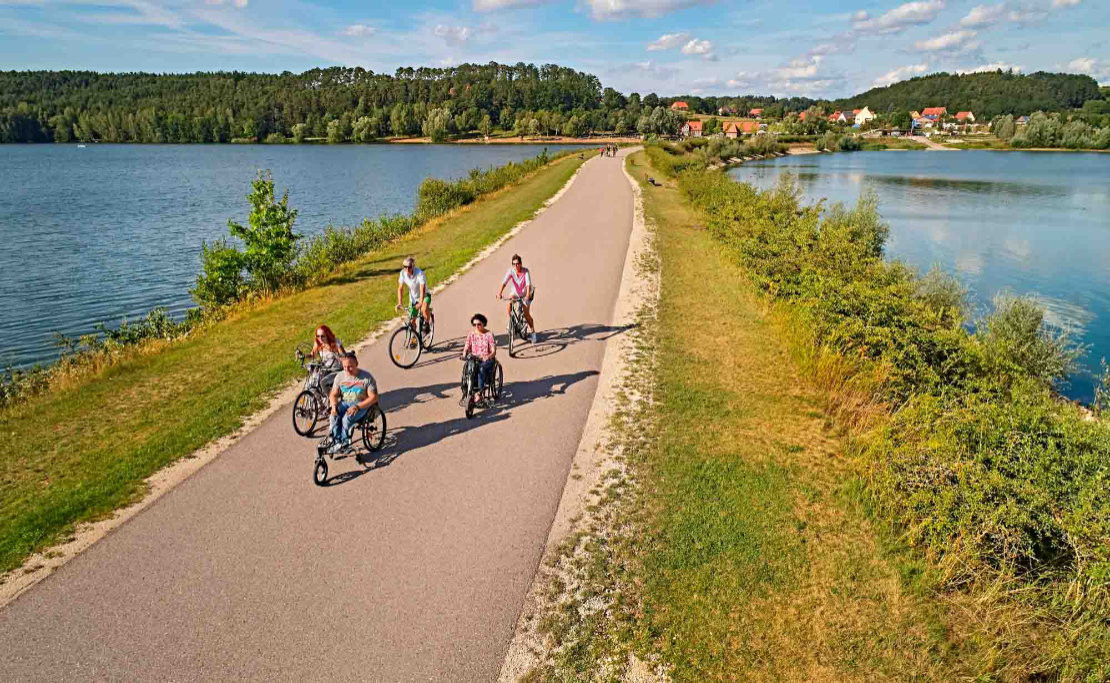 Tour um den Kleinen Brombachsee im Fränkischen Seenland - Auf dem Staudamm zwischen Kleinem und Großem Brombachsee haben Handbiker beste Aussichten auf das Wasser. - TV Fränkisches Seenland/DZT/Wegener Tour um den Kleinen Brombachsee im Fränkischen Seenland - Auf dem Staudamm zwischen Kleinem und Großem Brombachsee haben Handbiker beste Aussichten auf das Wasser. - TV Fränkisches Seenland/DZT/Wegener