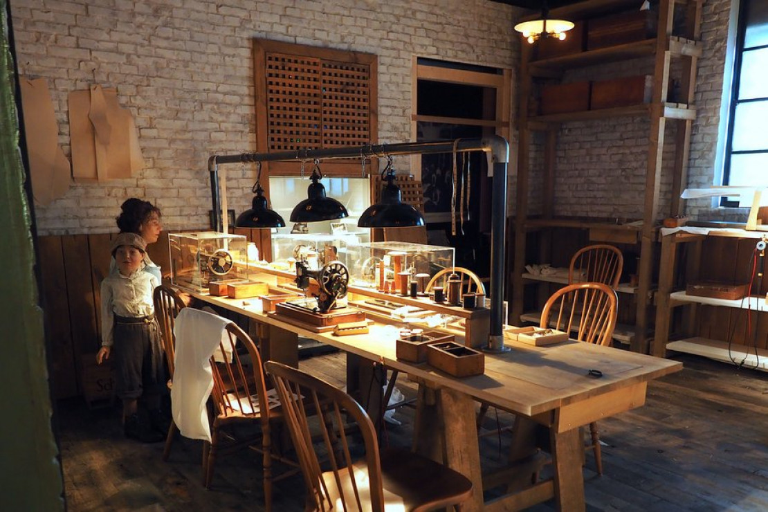 Deutsche Auswandererhaus Bremerhaven - New York, 1900: Viele Eingewanderte arbeiteten in sogenannten Sweat Shops und saßen oft zwölf Stunden täglich an der Nähmaschine. Ihr Eintreten für bessere Arbeitsbedingungen zeigt das Deutsche Auswandererhaus Bremerhaven. - © djd/Deutsches Auswanderhaus/Andreas Heller Deutsche Auswandererhaus Bremerhaven - New York, 1900: Viele Eingewanderte arbeiteten in sogenannten Sweat Shops und saßen oft zwölf Stunden täglich an der Nähmaschine. Ihr Eintreten für bessere Arbeitsbedingungen zeigt das Deutsche Auswandererhaus Bremerhaven. - © djd/Deutsches Auswanderhaus/Andreas Heller