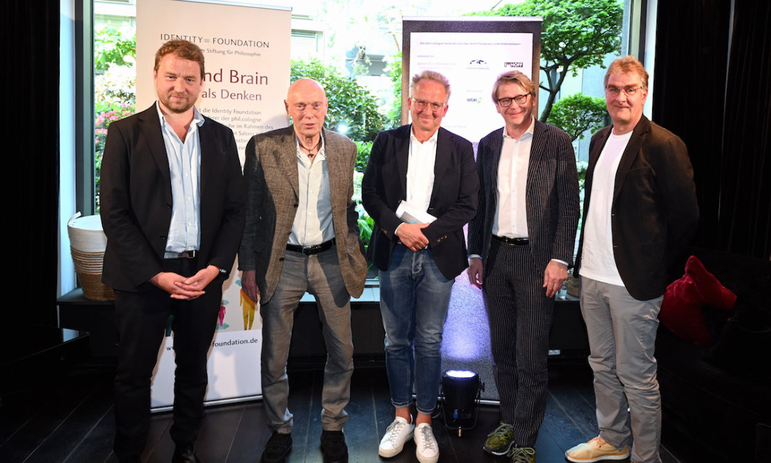 v.l.n.r.: Tobias Bock (Teamleitung Programm, phil.cologne), Paul J. Kohtes (Gründer und Vorstandsvorsitzender, Identity Foundation), Dr. Cai Werntgen (Vorstandsvorsitzender und Geschäftsführer, Udo Keller Stiftung Forum Humanum), Matthias Kremin (Wellenleitung, WDR3 und WDR5) und Jürgen Wiebicke (Mitglied der Programmleitung, phil.cologne) stellen das kuratierte Programm der phil.cologne 10 bei der heutigen Pressekonferenz vor - © Horst Galuschka v.l.n.r.: Tobias Bock (Teamleitung Programm, phil.cologne), Paul J. Kohtes (Gründer und Vorstandsvorsitzender, Identity Foundation), Dr. Cai Werntgen (Vorstandsvorsitzender und Geschäftsführer, Udo Keller Stiftung Forum Humanum), Matthias Kremin (Wellenleitung, WDR3 und WDR5) und Jürgen Wiebicke (Mitglied der Programmleitung, phil.cologne) stellen das kuratierte Programm der phil.cologne 10 bei der heutigen Pressekonferenz vor - © Horst Galuschka