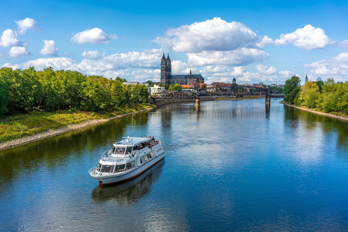 Magdeburg lässt sich auch vom Wasser aus erkunden, mit den Fahrgastschiffen der Weißen Flotte - Till Voigt auf Pixabay
