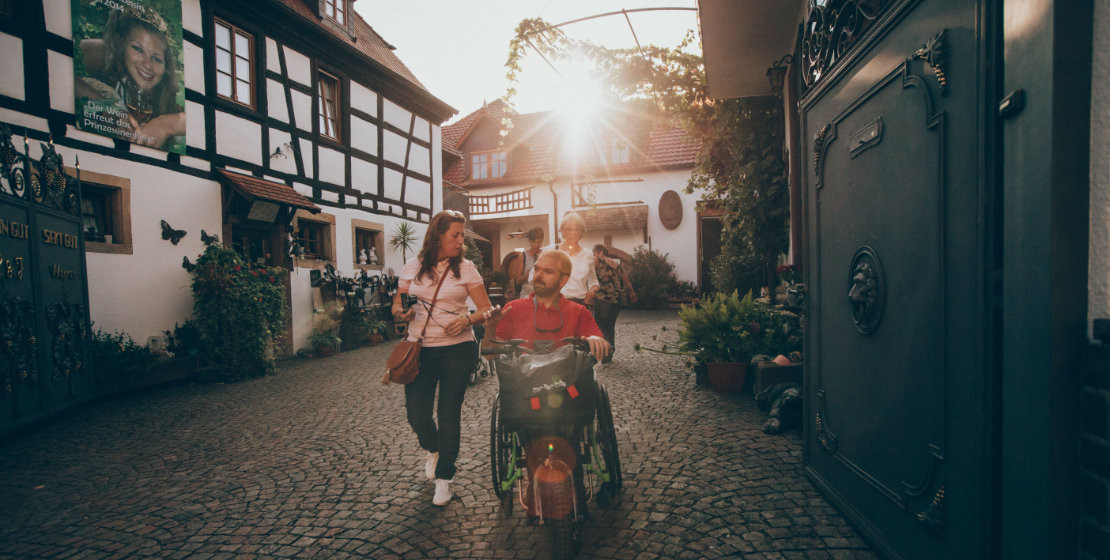 Mit Kennern durch Weindörfer und Wälder: Herbstliche Entdeckertouren 2022 im Rollstuhl