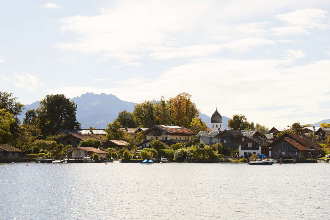 Herbstliche Fraueninsel mit Campanile - © Chiemsee-Alpenland Tourismus