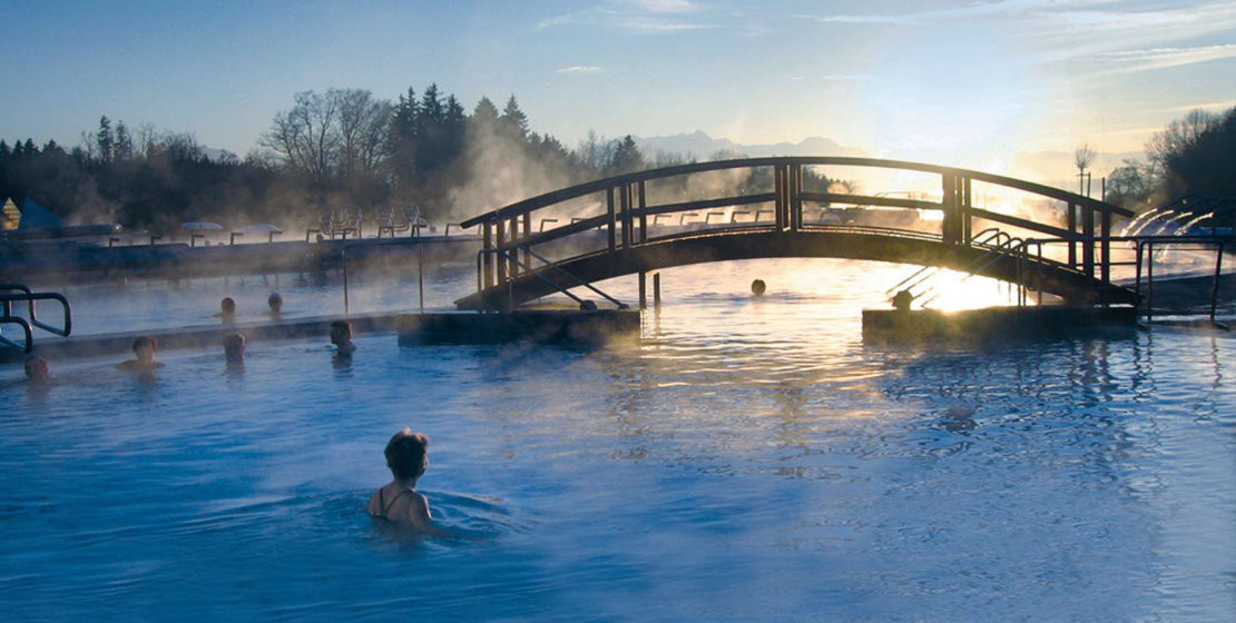 news-2022-barrierefrei-erleben-chiemsee-alpenland-chiemgau-thermen-aussenbecken-winter-bad-endorf-titel