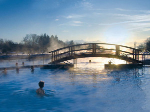 news-2022-barrierefrei-erleben-chiemsee-alpenland-chiemgau-thermen-aussenbecken-winter-bad-endorf-teaser