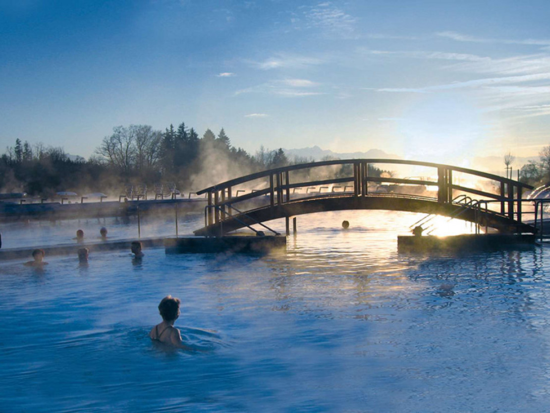 news-2022-barrierefrei-erleben-chiemsee-alpenland-chiemgau-thermen-aussenbecken-winter-bad-endorf