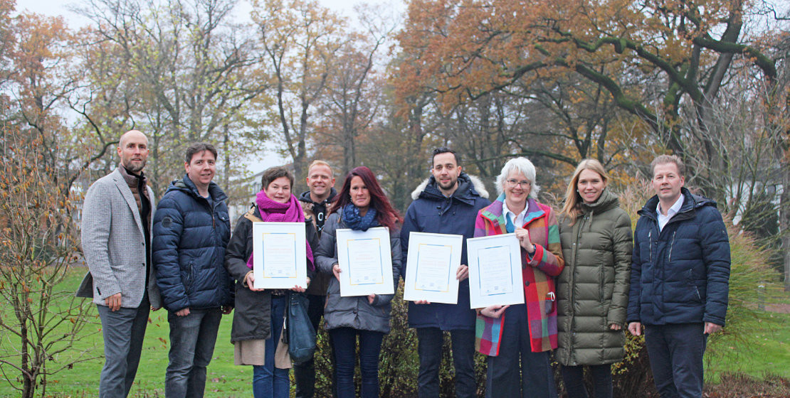 news-barrierefrei-erleben-2022-bad-zwischenahn-gruppenbild-urkundenuebergabe-nachhaltigkeit-titel