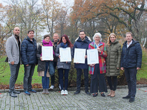 news-barrierefrei-erleben-2022-bad-zwischenahn-gruppenbild-urkundenuebergabe-nachhaltigkeit-teaser