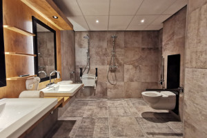 Geräumige Badezimmer mit Doppelwaschbecken in zwei Höhen - © HotelinEgmond.nl
