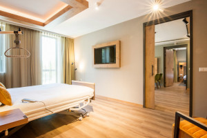 Höhenverstellbares Bett, auch ein Bettgalgen ist auf Anfrage erhältlich - © HotelinEgmond.nl