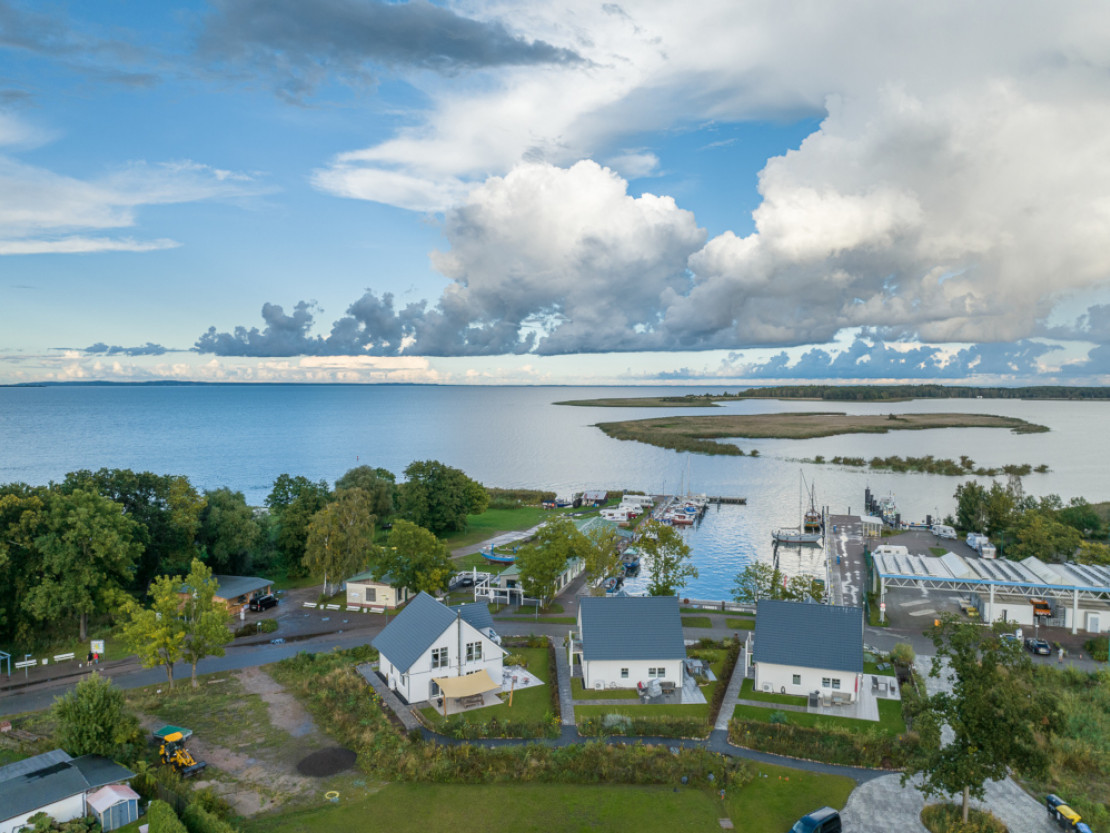 Blick auf drei Ferienwohnungen direkt am Meer - © Resort Stettiner Haff GmbH