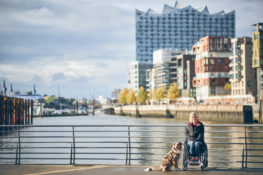 bfe-2023-hamburg-RollstuhlfahrerinHafenCity-LukasKapfer