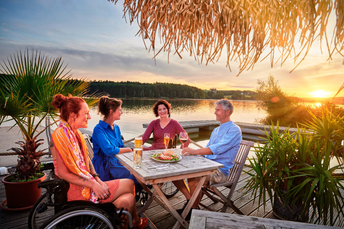 Die schwimmende Terrasse von Sand und Sofa in Ederndorf ist barrierefrei zugänglich. - Die schwimmende Terrasse von Sand und Sofa in Ederndorf ist barrierefrei zugänglich. - TV Fränkisches Seenland/DZT/Jens Wegener Die schwimmende Terrasse von Sand und Sofa in Ederndorf ist barrierefrei zugänglich. - Die schwimmende Terrasse von Sand und Sofa in Ederndorf ist barrierefrei zugänglich. - TV Fränkisches Seenland/DZT/Jens Wegener