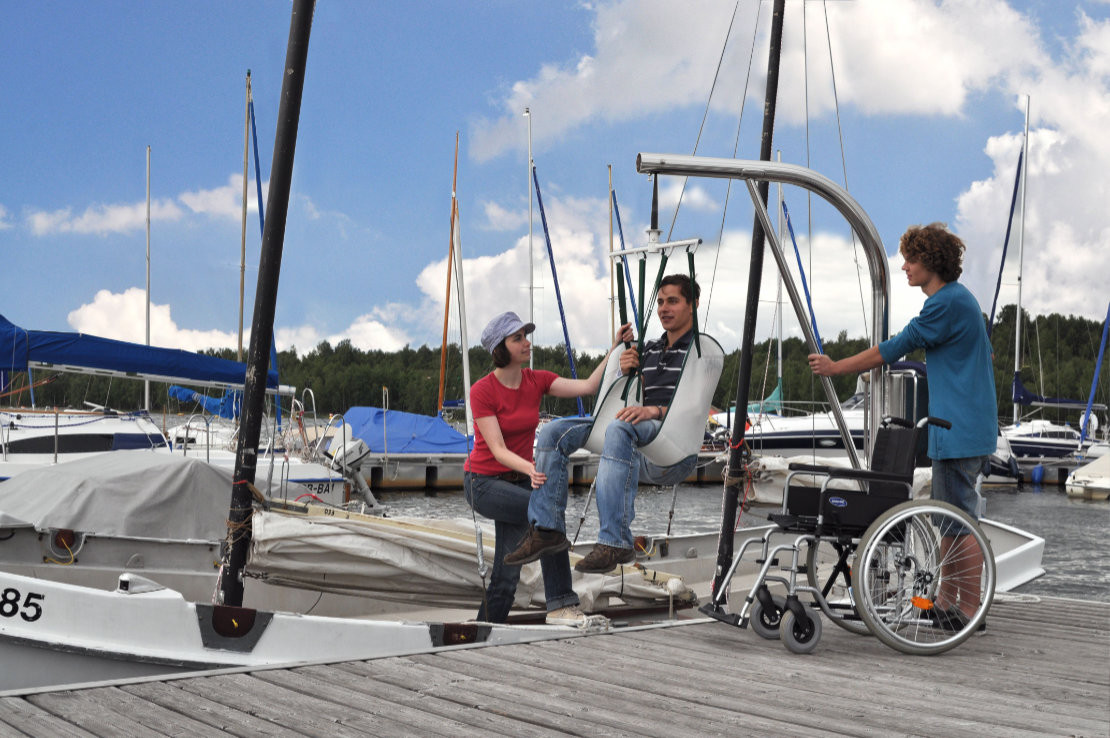 Am Hafencamp am Senftenberger See werden Menschen mit Mobilitätseinschränkungen per Lift ins Boot gehoben. - Am Hafencamp am Senftenberger See werden Menschen mit Mobilitätseinschränkungen per Lift ins Boot gehoben. - Tourismusverband Lausitzer Seenland, Nada Quenzel Am Hafencamp am Senftenberger See werden Menschen mit Mobilitätseinschränkungen per Lift ins Boot gehoben. - Am Hafencamp am Senftenberger See werden Menschen mit Mobilitätseinschränkungen per Lift ins Boot gehoben. - Tourismusverband Lausitzer Seenland, Nada Quenzel
