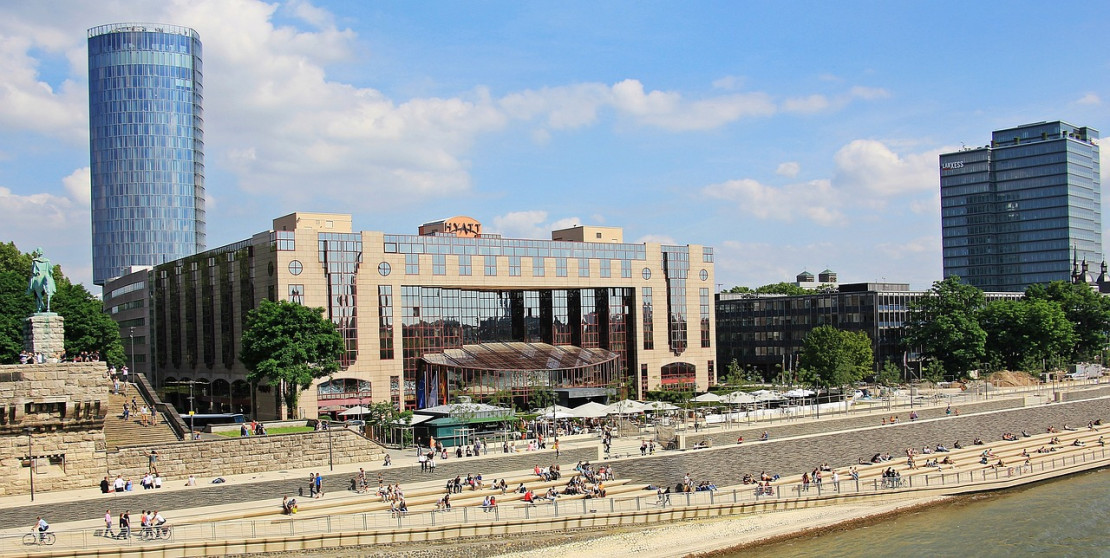 Deutzer Rheinboulevard neben dem Hyatt Hotel - Am Deutzer Rheinboulevard findet am 17. Juni 2023 der Tag der Begegnung statt. - © NoName_13 auf Pixabay Deutzer Rheinboulevard neben dem Hyatt Hotel - Am Deutzer Rheinboulevard findet am 17. Juni 2023 der Tag der Begegnung statt. - © NoName_13 auf Pixabay