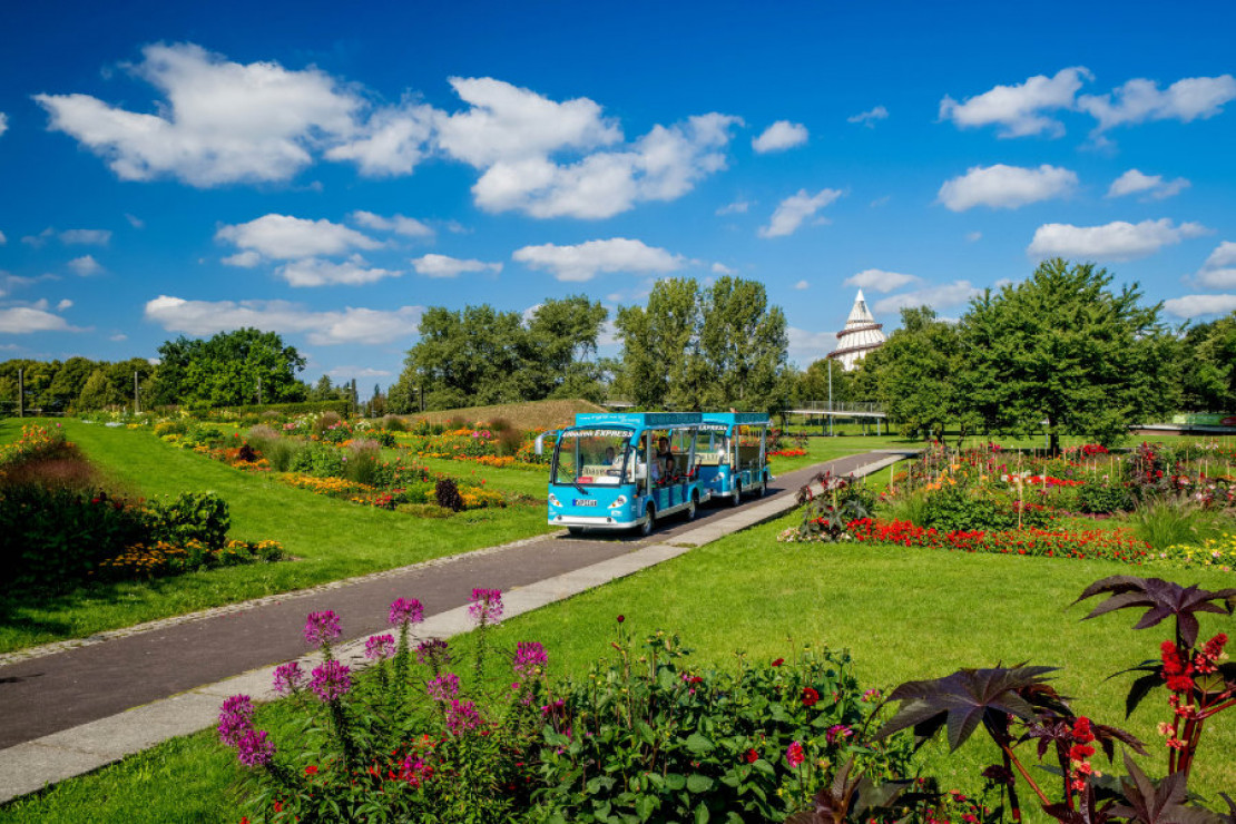 Elbauenexpress im Elbauenpark - Der Elbauenexpress, eine kleine Parkbahn, die auch Rollstuhlfahrer mitnimmt, verschafft einen guten Überblick über die weitläufige Anlage. - © www.AndreasLander.de Elbauenexpress im Elbauenpark - Der Elbauenexpress, eine kleine Parkbahn, die auch Rollstuhlfahrer mitnimmt, verschafft einen guten Überblick über die weitläufige Anlage. - © www.AndreasLander.de