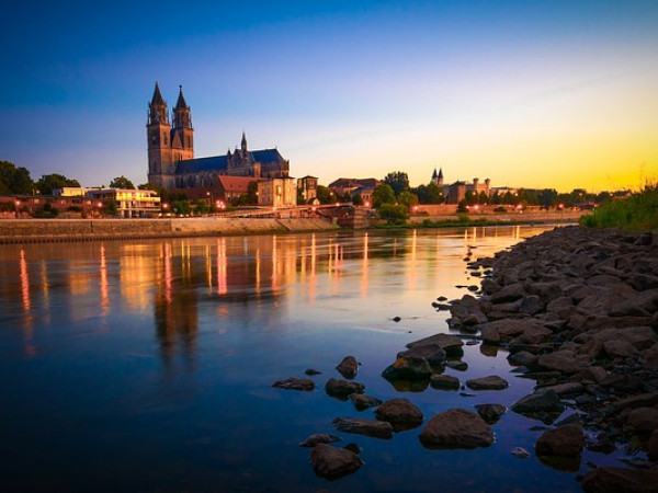 Die Landeshauptstadt Magdeburg beeindruckt mit ihrem imposanten Dom und der Jahrtausendturm. Foto: Oliver Brauns auf Pixabay