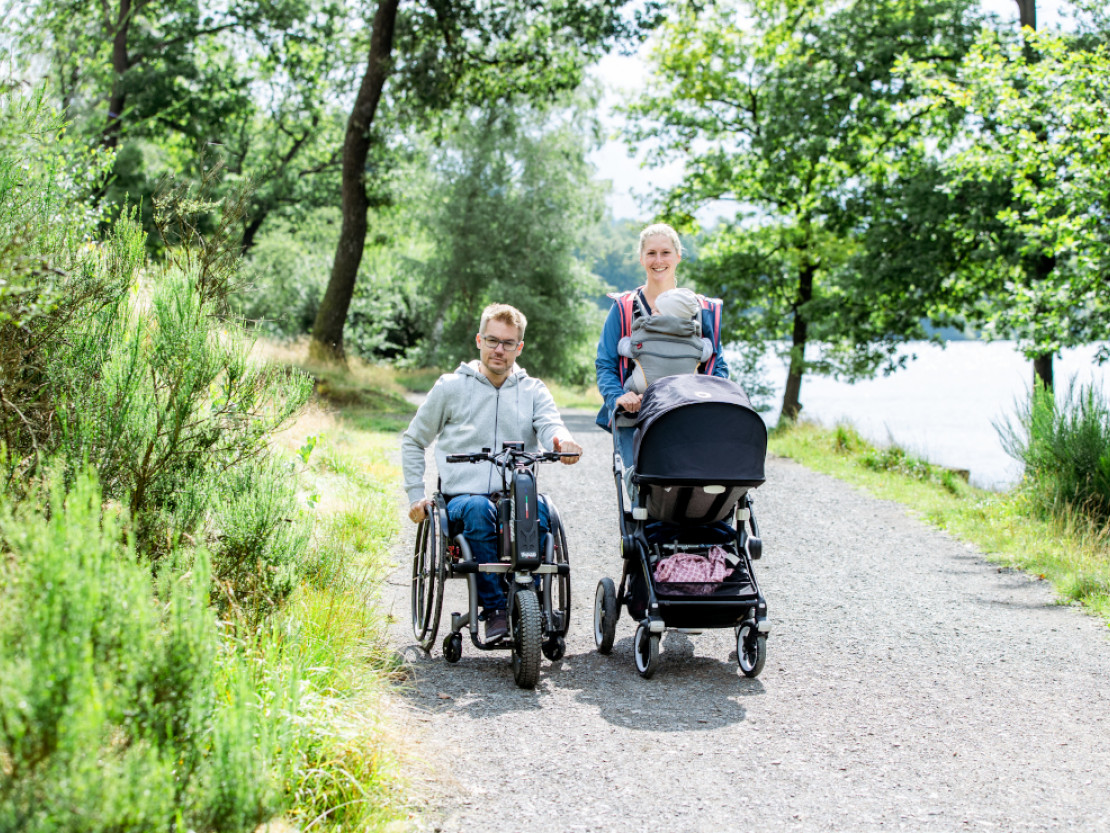 Spaziergang im Bergischen mit Kinderwagen und Rollstuhl barrierefrei möglich - © fotoagentur-wolf.de