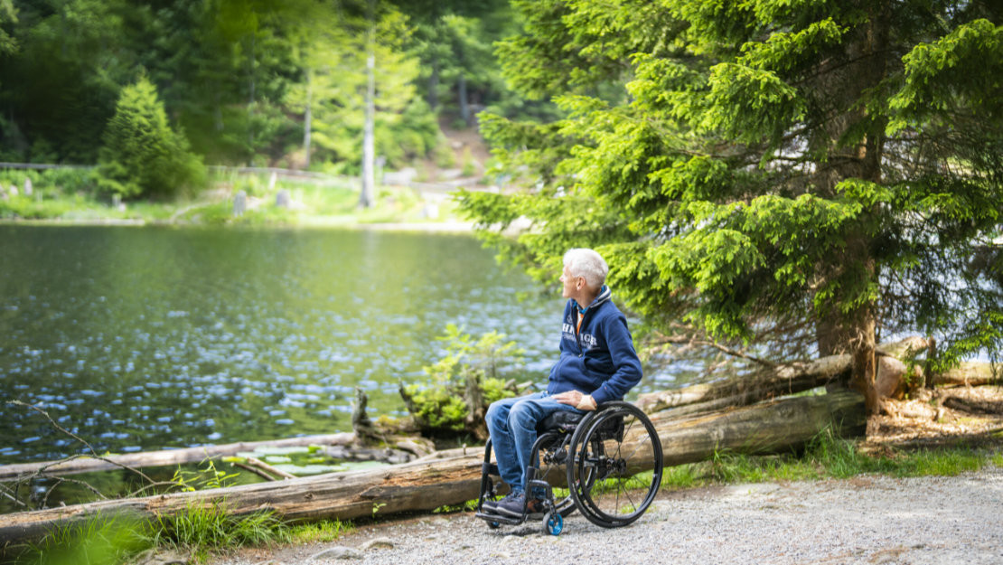 news-2023-barrierefrei-erleben-ostbayern-grosser-arbersee-bayerischer-wald-reisen-fuer-alle-erlebe-bayern-dietmar-denger