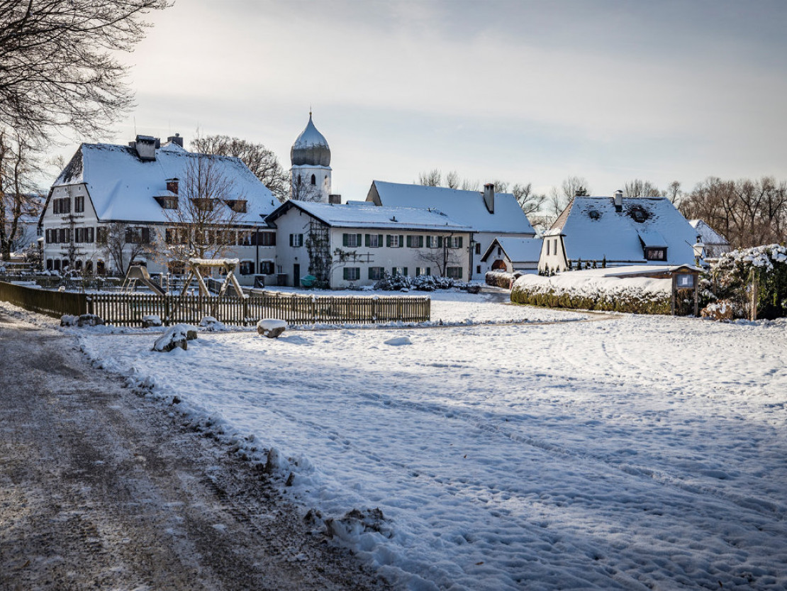 news-2023-barrierefrei-erleben-chiemsee-schifffahrt-fraueninsel-mit-campanile-thomas-kujat