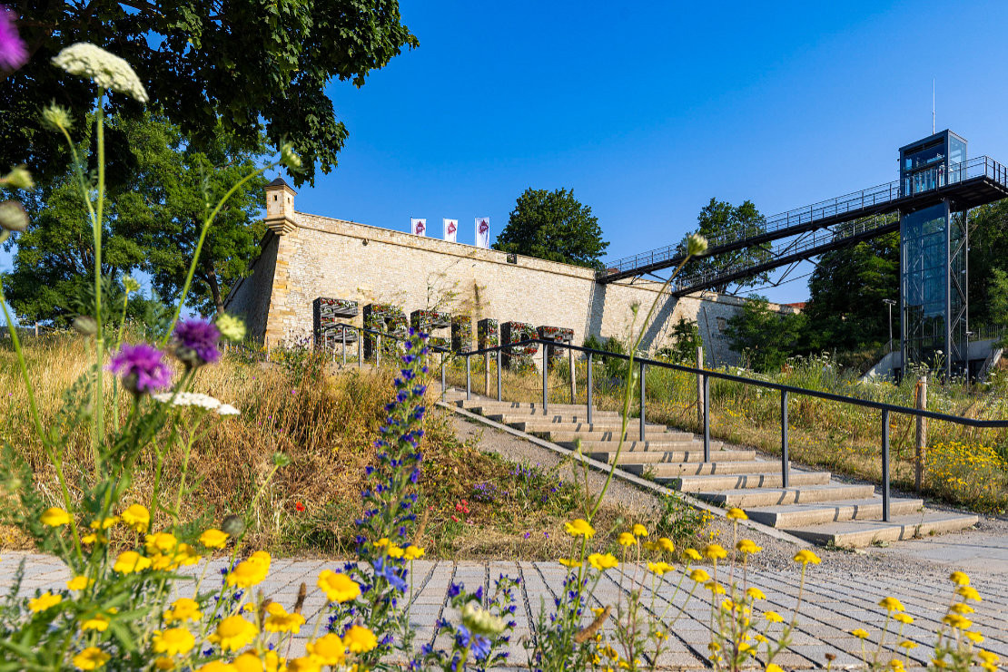 Zitadelle Petersberg - Panoramaweg zur Zitadelle Petersberg mit Erfurt-Schriftzug und Panoramaaufzug - © Stadtverwaltung Erfurt Zitadelle Petersberg - Panoramaweg zur Zitadelle Petersberg mit Erfurt-Schriftzug und Panoramaaufzug - © Stadtverwaltung Erfurt