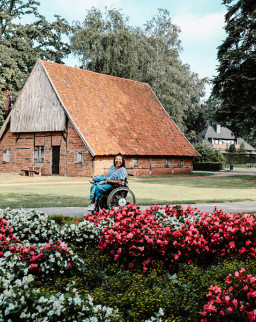 be-2024-vreden-stadtpark-rollstuhl-wheelie-wanderlust-teaser