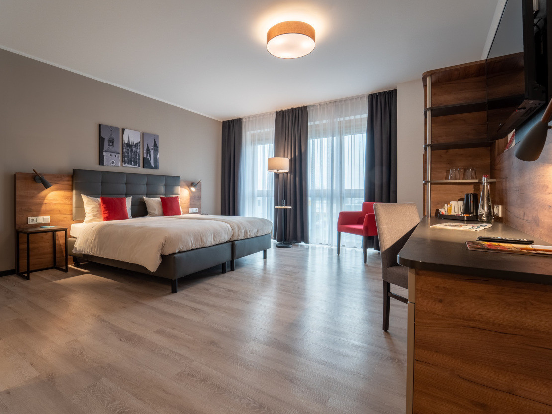 Rote Elemente im Doppelzimmer - Comfort-Zimmer des Hotel INCLUDiO - © Johanniter-Hotel Regensburg gGmbH