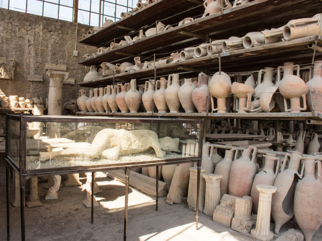Blick in die Amphoren-Regale in Pompeji - Ein Besuch in Pompeji ist ein bisschen so, als würde man in eine alte Zivilisation eintauchen, große Geschichte erleben und die Luft von vor Tausenden von Jahren einatmen - © Anemone123 auf Pixabay