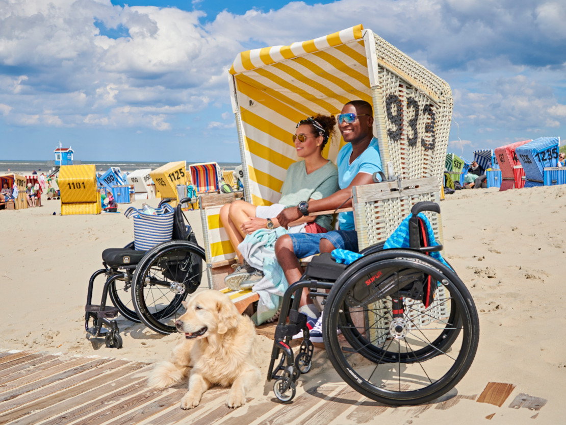 BE-Ostfriesland-1_Titel_Langeoog_Paerchen_mit_Hund_am_Strand_von_Langeoog_© DZT_ Jens Wegener