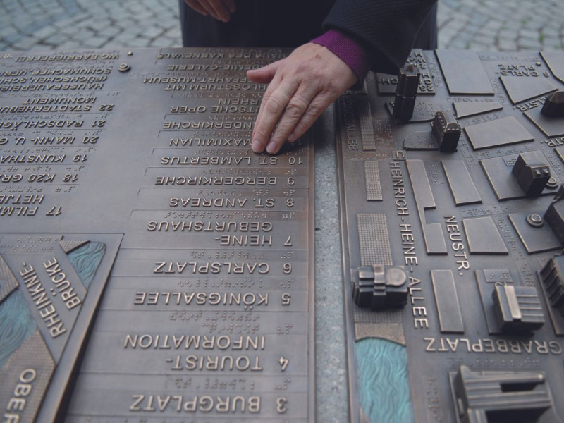 be-2024-düsseldorf-barrierefrei-taktiler_stadtplan_rathaus-hand