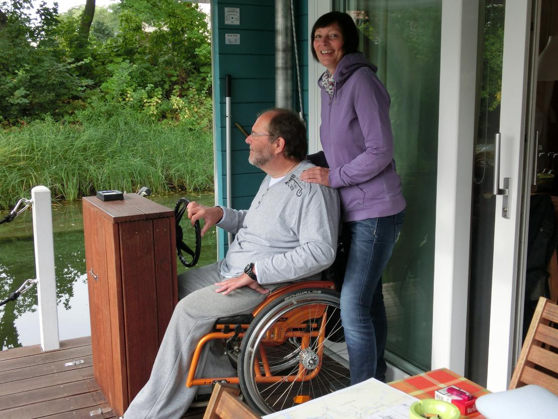Eigener Kapitän: Mann im Rollstuhl mit Frau genießt die Freiheit auf Wasser - © cfh Unfallopfer-Hilfswerk GmbH