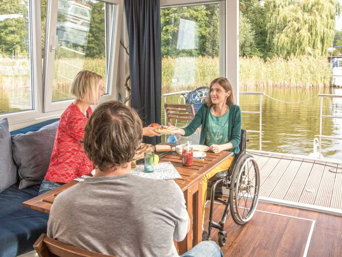 Frühstücken auf dem Hausboot - © KUHNLE-TOURS GmbH