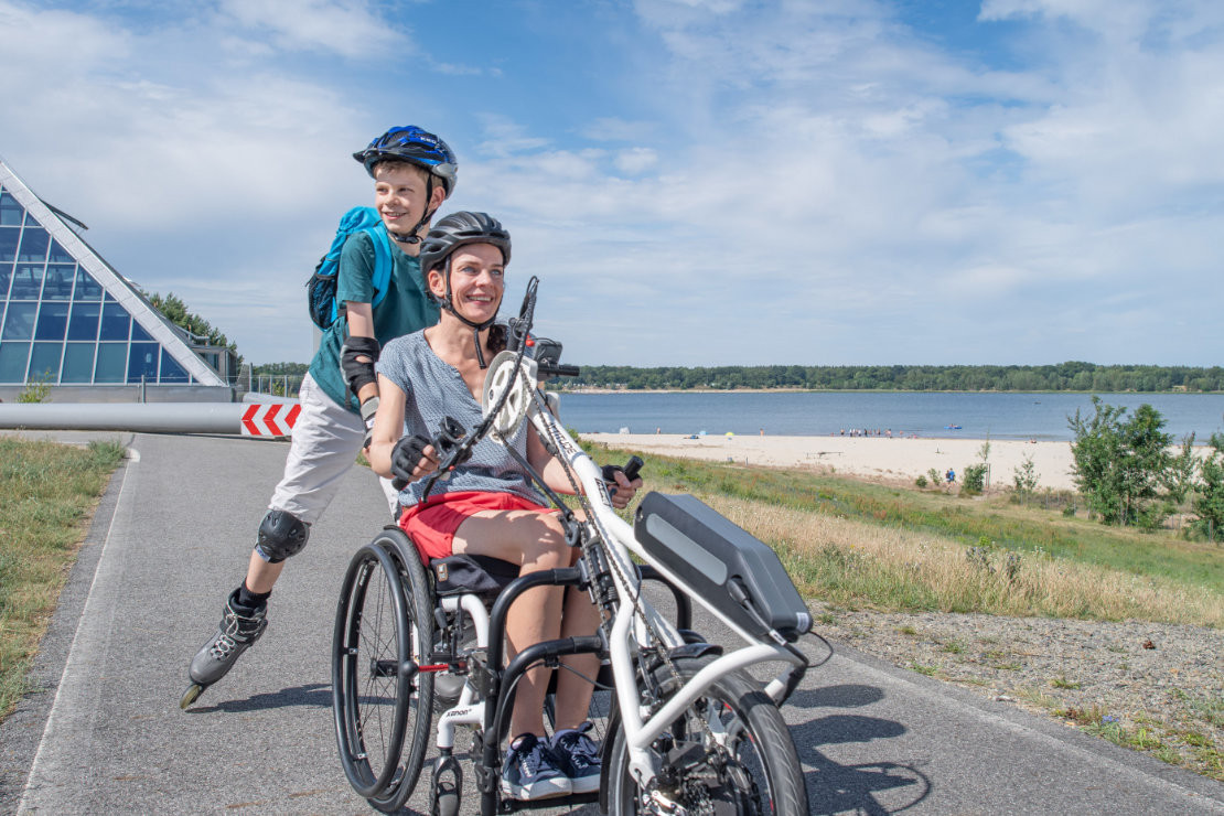 Handbiketour am Dreiweiberner See - Handbiketour am Dreiweiberner See - © Tourismusverband Lausitzer Seenland, Nada Quenzel Handbiketour am Dreiweiberner See - Handbiketour am Dreiweiberner See - © Tourismusverband Lausitzer Seenland, Nada Quenzel