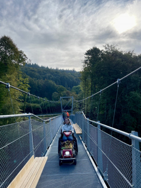 news-2024-barrierefrei-erleben-naturpark-suedeifel-swiss-trac-haengebruecke-ansgar-dondelinger