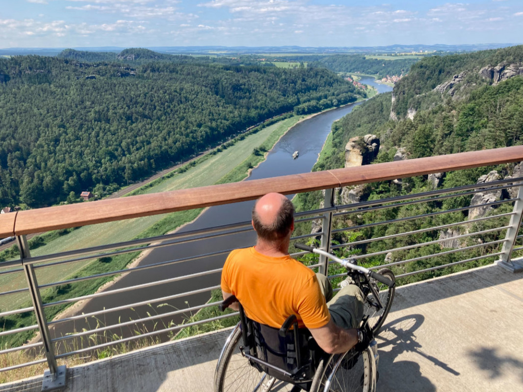 news-2024-barrierefrei-erleben-saechsische-schweiz-basteiaussicht-e6001-handbiker