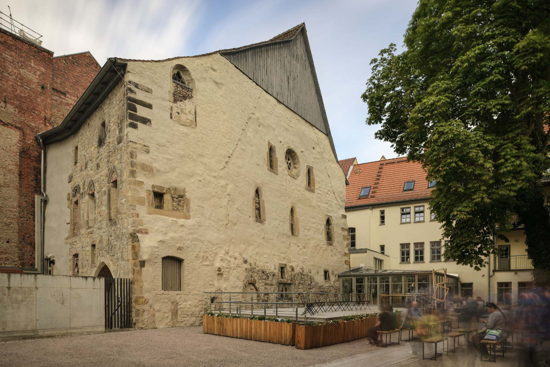 news-2024-0barrierefrei-erleben-ag-leichter-reisen-erfurt-alte-synagoge-westfassade-guenther-bayerl-cc-by-sa