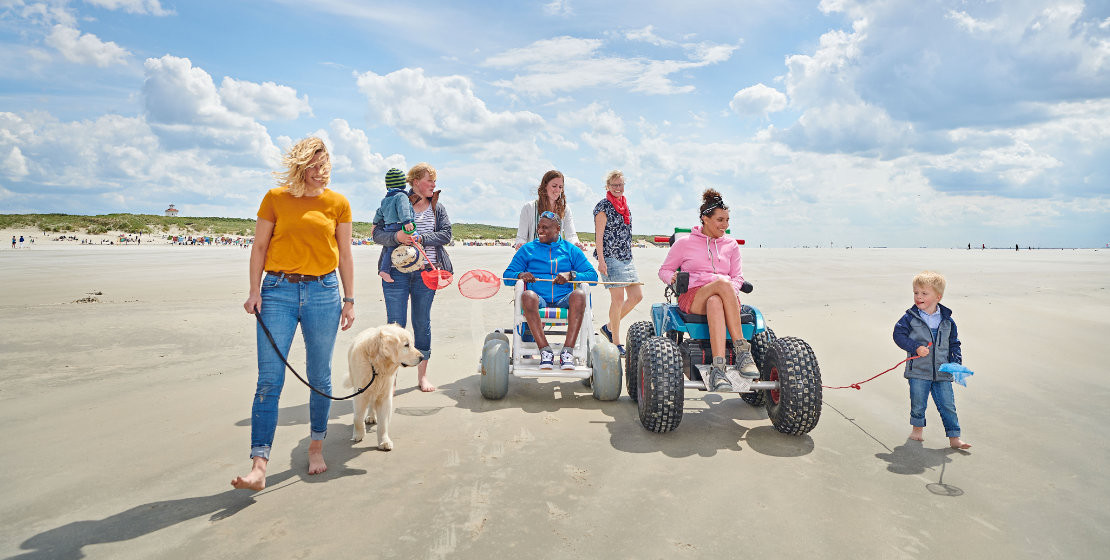 news-2024-barrierefrei-erleben-ag-leichter-reisen-ostfriesland-langeoog-mit-dem-rollstuhl-am-strand-3-dzt-jens-wegener-titel