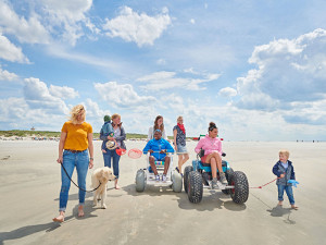 news-2024-barrierefrei-erleben-ag-leichter-reisen-ostfriesland-langeoog-mit-dem-rollstuhl-am-strand-3-dzt-jens-wegener-teaser