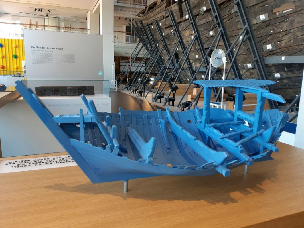 Tastmodell vom Wrack der Bremer Kogge - Das Deutsche Schifffahrtsmuseum in Bremerhaven ermöglicht Menschen mit Seh- oder Mobilitätseinschränkungen eine barrierefreie Teilnahme - © Thomas Joppig - DSM Tastmodell vom Wrack der Bremer Kogge - Das Deutsche Schifffahrtsmuseum in Bremerhaven ermöglicht Menschen mit Seh- oder Mobilitätseinschränkungen eine barrierefreie Teilnahme - © Thomas Joppig - DSM