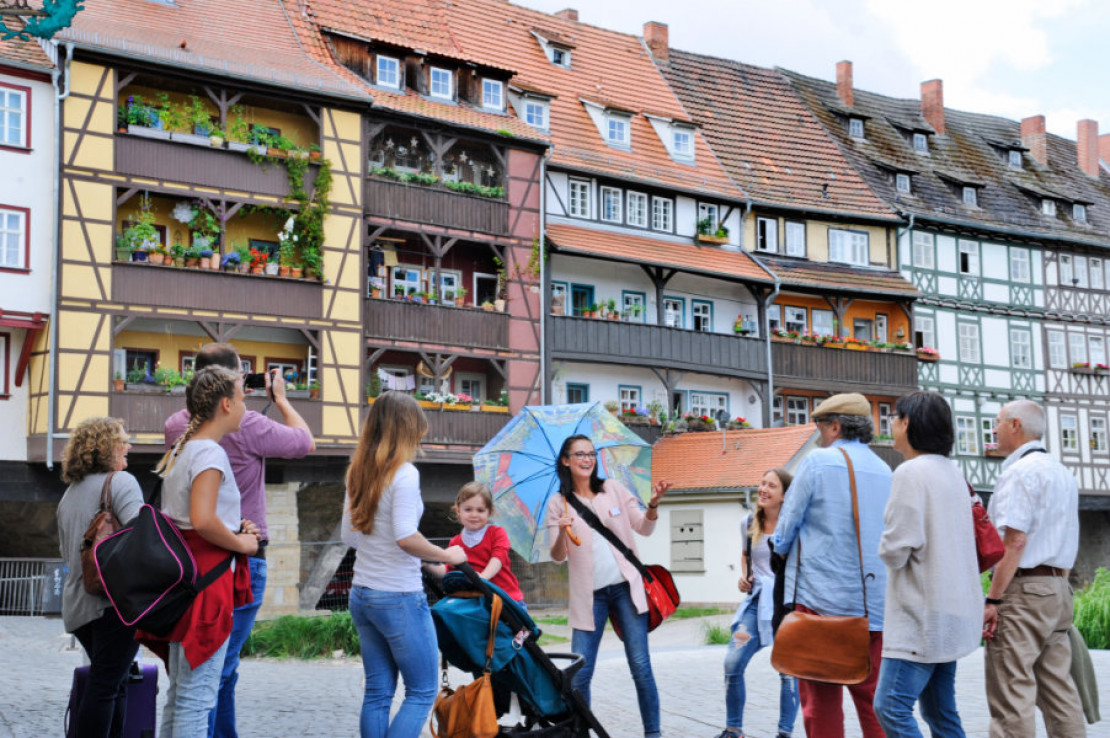 news-2024-barrierefrei-erleben-ag-leichter-reisen-thiel-pr-sommer-erfurt-stadtfuehrung-kraemerbruecke-etmg-barbara-neumann