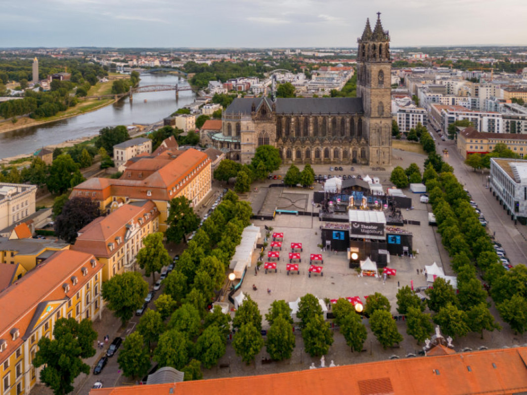 news-2024-barrierefrei-erleben-ag-leichter-reisen-thiel-pr-sommer-magdeburg-domplatz-openair-magdeburg