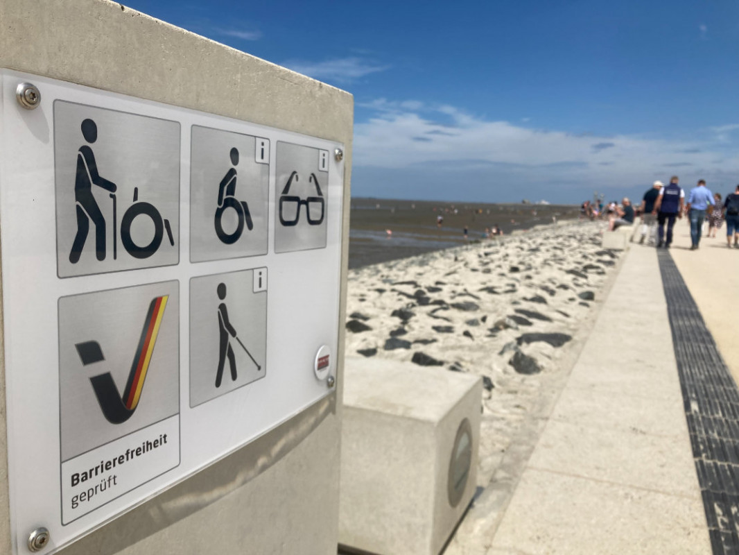 Das DECK in Norddeich ist zertifiziert nach Reisen für Alle. - Norddeich, das DECK ist zertifiziert nach Reisen für Alle. - © Ostfriesland Tourismus GmbH Das DECK in Norddeich ist zertifiziert nach Reisen für Alle. - Norddeich, das DECK ist zertifiziert nach Reisen für Alle. - © Ostfriesland Tourismus GmbH